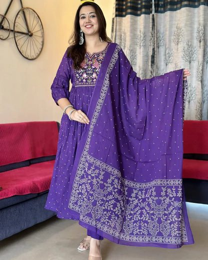 Women'S Embroidered Printed Rayyon Kurta & Pant With Malmal Dupatta Set