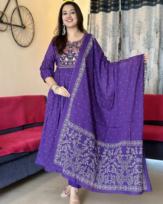 Women'S Embroidered Printed Rayyon Kurta & Pant With Malmal Dupatta Set
